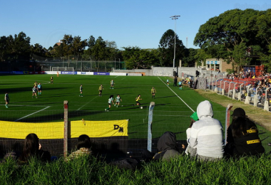 Peñarol-Fans beim Gastspiel des Frauenteams gegen Racing im Estadio Parque Palermo, April 2024