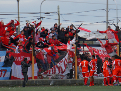 Fans der Olimpia Juniors beim Jubel zum Siegtreffer gegen Victoria im Estadio Municipal von Río Grande, April 2017
