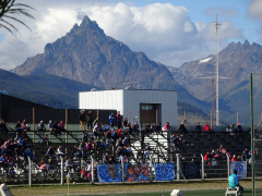 Blick auf die Tribüne des Estadio Municipal Hugo Lumbreras von Ushuaia beim Spiel U.O.M. - Victoria, März 2017