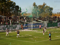 Blick auf die Heimfankurve des Estadio Fortín von Rawson beim Spiel Germinal vs Cipolletti im Mai 2024.