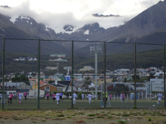 Bergkulisse hinterm Estadio Municipal Hugo Lumbreras von Ushuaia beim Spiel AATEDYC - Los Andes, März 2017