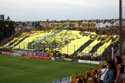 Blockfahne beim Clasico zwischen Almirante Brown und Moron im Estadio Fragata Sarmiento, April 2024.
