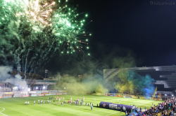 Feuerwerk und blau-gelber Rauch beim Intro zum Spiel Atlanta vs Almagro im Estadio Don León Kolbowsky, Mai 2022