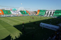 Blockfahnen zum Intro beim Clásico Banfield - Lanus im Estadio Florencio Sola am 12.04.2015