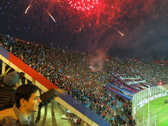 Feuerwerk über den Fans von San Lorenzo bei der Copa Libertadores gegen Lanús im September 2017
