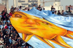 Riesenblockfahne beim Spiel Uruguay - Peru in Montevideo