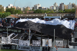 Blockfahne der Fans von El Porvenir beim Spiel gegen Dock Sud im Estadio Gildo Francisco Ghersinich