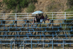 Fans mit Schirm beim Spiel San Francisco vs Recreo in Valparaiso, November 2023