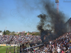 Schwarzer Rauch zum Intro im Estadio Juan Alberto García beim Spiel Chaco For Ever gegen Chacarita, August 2022