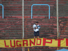 Vater im Estadio Nueva España beim Spiel Deportivo Español vs Tristán Suárez im Mai 2015