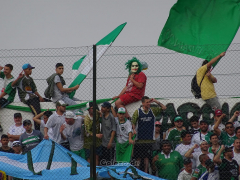 Fans von Ituzaingó beim Clásico gegen Midland im Estadio Carlos Sacaan, September 2017