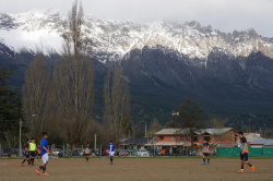 Fußball mit Bergblick in El Bolson bei Torino - Puerto Moreno im Okt. 2017