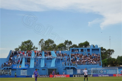 Tribüne des Estadio Ramón Roque Martín beim Spiel J.J. Urquiza - Sacachispas, November 2021