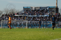 Fans im Stadion von Argentino Merlo beim Primera-C-Spiel gegen Berazategui, Juli 2019