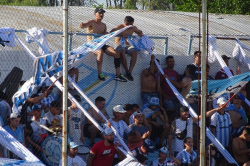 Fans von Argentino de Quilmes beim Spiel gegen San Miguel, November 2021