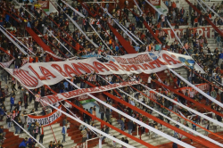 Fans von Barracas Central gegen Independiente im Estadio Tomás Adolfo Ducó, April 2022