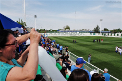 Fans mit Vorfreude beim Hinspiel im Aufstiegsfinale der 5. Liga zwischen Centro Espanol und Yupanqui, Oktober 2022