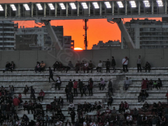 Sonnenuntergang hinterm Estadio Monumental beim Spiel River gegen Banfield, September 2022