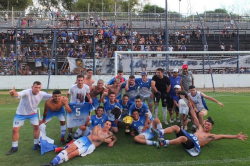 Spieler von C.R.I.B.A. feiern mit der Trophäe vor ihren Fans im Stadion von Gimnasia La Plata, Dez. 2021