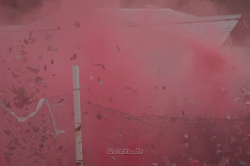 Viel Rauch zum Intro beim Clásico de Puerto Santa Cruz zwischen Atletico und Sportivo, Mai 2018