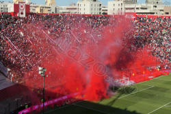 Rauch vor dem Block der Argentinos-Fans beim Halbfinale gegen Tigre im Stadion von Huracan, Mai 2022