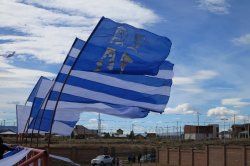 Fahnen im Wind im Nuevo Estadio Municipal von El Calafate beim TDI-Spiel Lago Argentino 1:3 Boxing Club am 2.2.2014