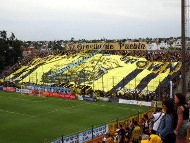 Blockfahne beim Clasico zwischen Almirante Brown und Moron im Estadio Fragata Sarmiento, April 2024.