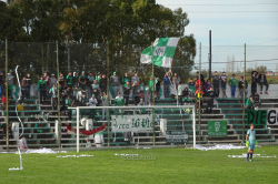 Fans von Germinal im Clásico gegen Racing im Estadio Fortín von Rawson, Mai 2017
