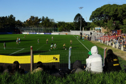 Peñarol-Fans beim Gastspiel des Frauenteams gegen Racing im Estadio Parque Palermo, April 2024