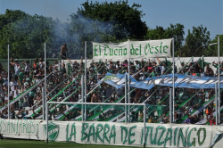 Die Barra von Ituzaingo beim Spiel gegen Dock Sud im Estadio Carlos Sacaan, November 2021