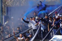 Fans beim Spiel Lamadrid - Atlas im Estadio Enrique Sexto von Villa Devoto, Juni 2018