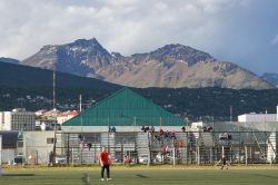 Tribüne des Estadio Municipal Hugo Lumbreras beim Spiel Lasserre - Güemes, Ushuaia, März 2019