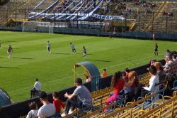 Fans von Sportivo Barracas beim Spiel gegen Midland im Estadio Kolbowski von Villa Crespo, September 2017