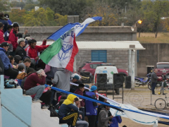 Fans von Velez de La Rioja beim Spiel gegen Alas Argentinas im Juni 2022