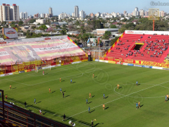 Blick auf eine Ecke des Estadio Centenario von Resistencia beim Spiel Sarmiento vs Juventud Unida im August 2022