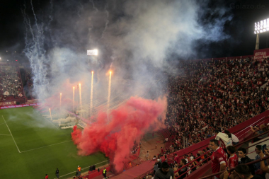 Intro zum Spiel Huracan gegen River Plate im Estadio Duco im März 2024