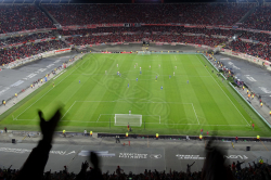 Blick ins volle Oval des Estadio Monumental von Buenos Aires beim Spiel River Plate gegen Tigre, Mai 2022