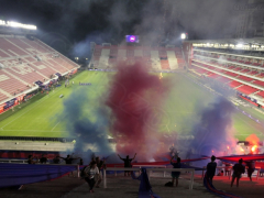 Rauch de U de Chile-Fans beim Clásico gegen Colo-Colo im Estadio Jorge Luis Hirschi von La Plata, Januar 2022