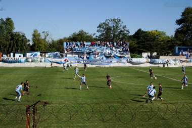Der Fanblock des Estadio Saturnino Moure beim Spiel Victoriano Arenas - Real Pilar, April 2024