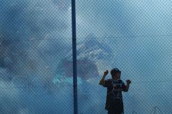 Viel Rauch beim Intro des Clásico Temperley vs Los Andes im Estadio Alfredo Beranger am 18.04.2014